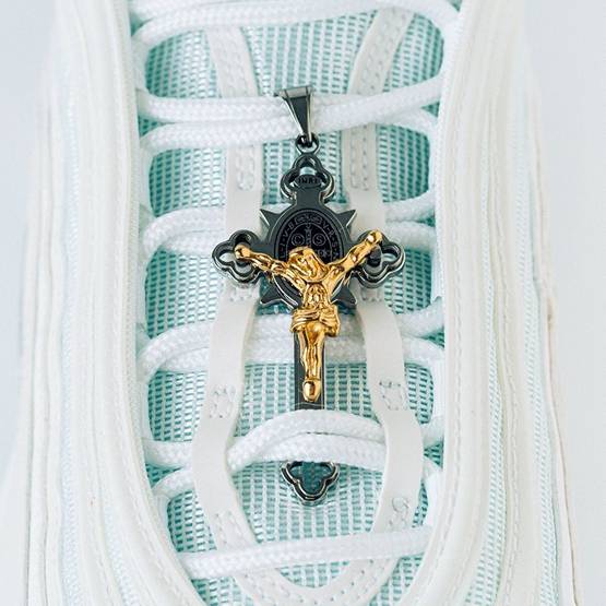 पवित्र जल से भरे 'जीसस शूज' एक मिनट में बिके, कीमत 2 लाख, जानें खासियत