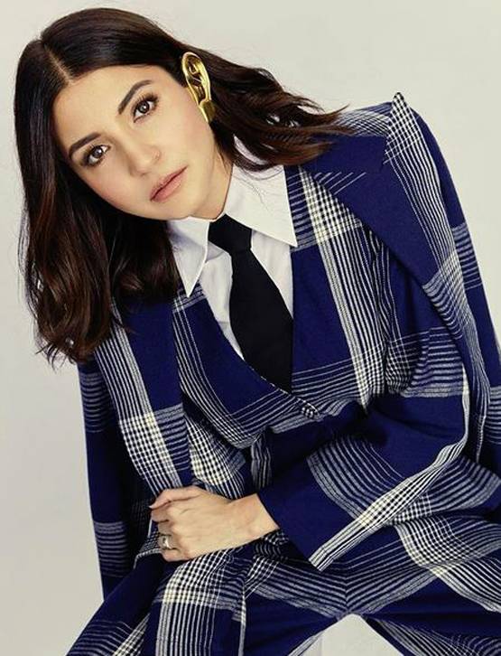 अनुष्का ने पहना सेरेना जैसा गोल्ड ईयरकफ, इतनी है कीमत