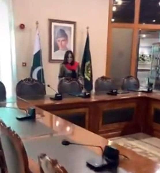 इमरान की कुर्सी इस लड़की ने 'संभाली', PAK में मच गया बवाल