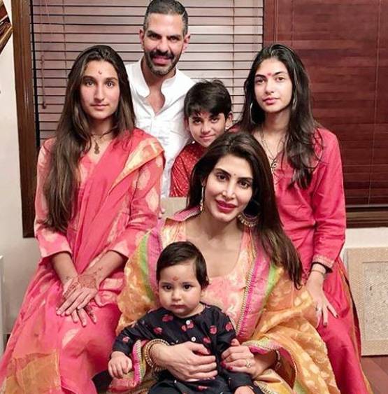करिश्मा कपूर के बच्चों ने पिता संजय संग सेलिब्रेट की दिवाली, देखें तस्वीरें