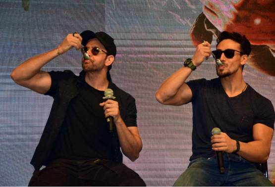 वॉर की बंपर कमाई से खुश ऋतिक-टाइगर, पार्टी में किया मुंह मीठा