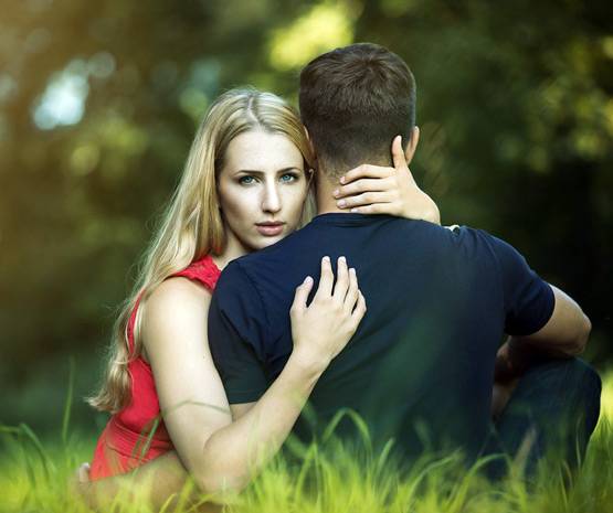 धोखेबाज बीवी के बॉयफ्रेंड को पति ने यूं सिखाया सबक