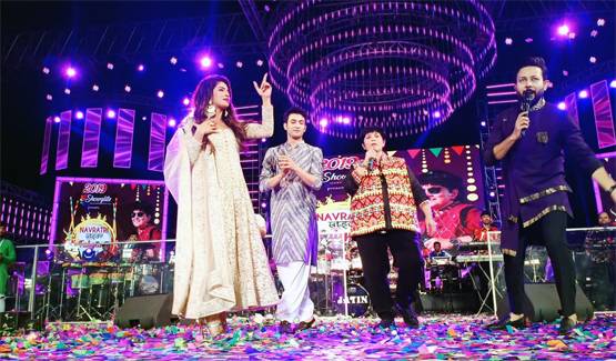 Photos: फाल्गुनी पाठक संग गरबा नाइट में प्रियंका, खेला डांडिया