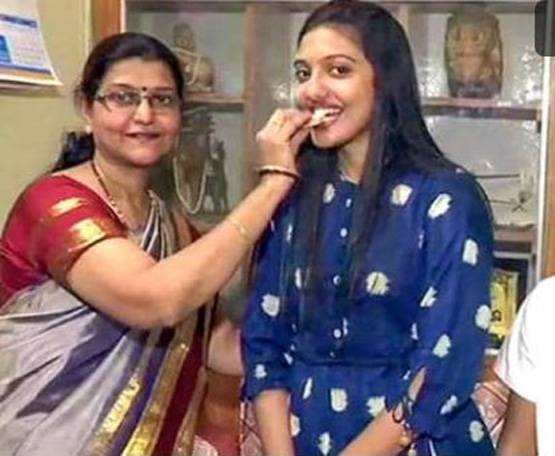 UPSC के लिए कौन सी मैगजीन और कौन सा चैनल बेस्ट, टॉपर सृष्टि ने बताया