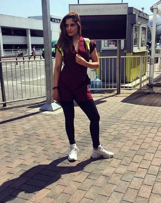 BB 13: जन्म देते ही गुजर गई मां, पिता से दूर ऐसे गुजरा आरती सिंह का बचपन