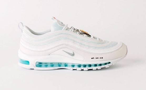 पवित्र जल से भरे 'जीसस शूज' एक मिनट में बिके, कीमत 2 लाख, जानें खासियत