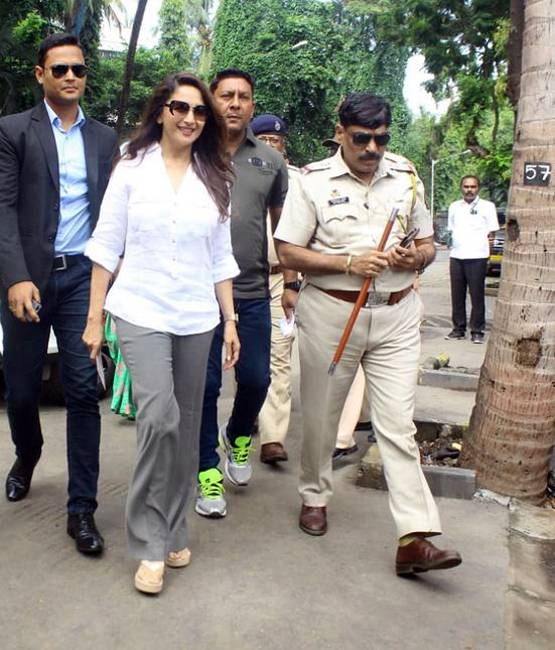 माधुरी-दीया-प्रीति जिंटा-सोहा, सितारों में दिखा वोटिंग का जोश