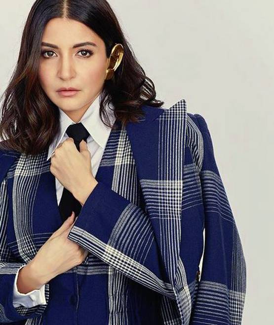 अनुष्का ने पहना सेरेना जैसा गोल्ड ईयरकफ, इतनी है कीमत