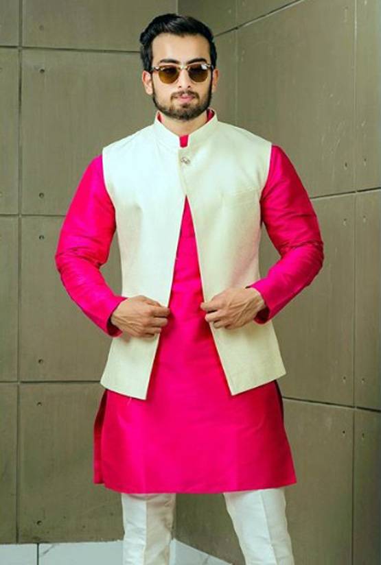 ट्रेंड में है प्रिंटेड जैकेट, विराट-आर्यन की तरह प्लेन कुर्ते पर करें ट्राई