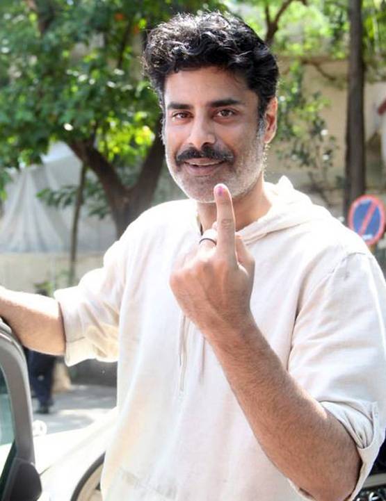 मुंबई में सितारों ने किया मतदान, दीपिका पादुकोण-ऋतिक रोशन ने डाला वोट