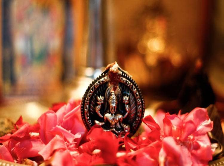 दिवाली के दिन ना लाएं लक्ष्मी-गणेश की ऐसी मूर्ति, बनी रहेगी पैसों की तंगी