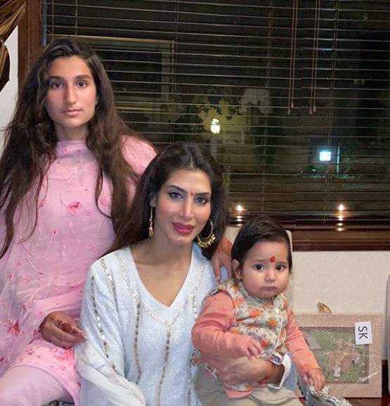 करिश्मा कपूर के बच्चों ने पिता संजय संग सेलिब्रेट की दिवाली, देखें तस्वीरें