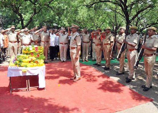 आंध्र प्रदेश: युवा पुलिस डॉग को अंतिम विदाई, ऐसे सुलझाता था बड़े केस