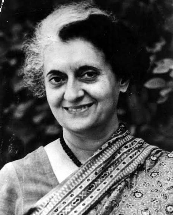 इंदिरा गांधी की पहचान थी ये खास साड़ी, ननिहाल से आते थे कपड़े