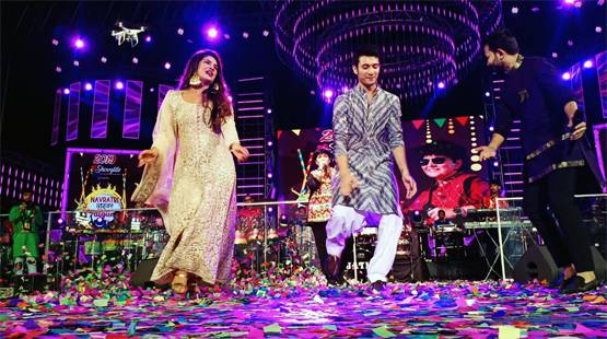 Photos: फाल्गुनी पाठक संग गरबा नाइट में प्रियंका, खेला डांडिया