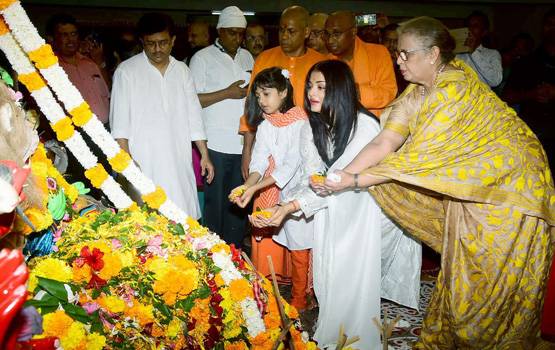 बेटी आराध्या संग ऐश्वर्या राय ने की मां दुर्गा की आराधना, देखें तस्वीरें