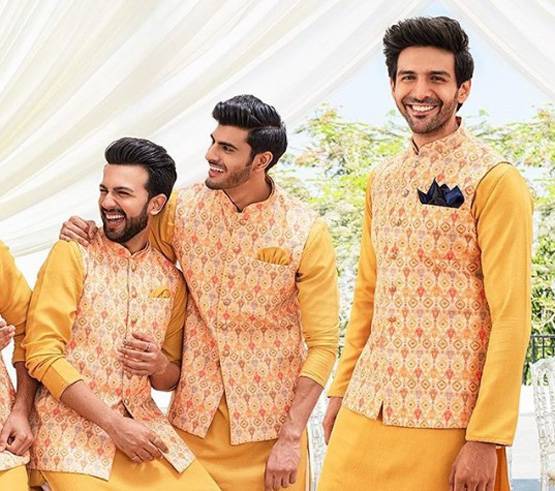 ट्रेंड में है प्रिंटेड जैकेट, विराट-आर्यन की तरह प्लेन कुर्ते पर करें ट्राई