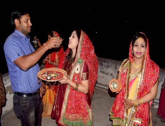 करवा चौथ: जानें, आपके शहर में कितने बजे निकलेगा चांद?