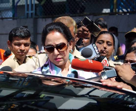 मुंबई में सितारों ने किया मतदान, दीपिका पादुकोण-ऋतिक रोशन ने डाला वोट