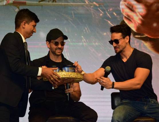 वॉर की बंपर कमाई से खुश ऋतिक-टाइगर, पार्टी में किया मुंह मीठा