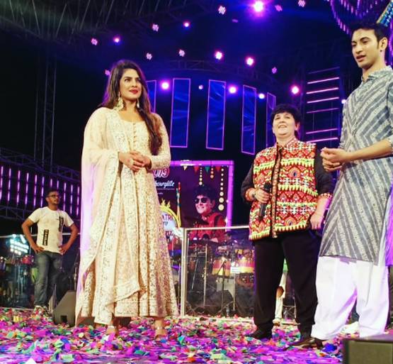 Photos: फाल्गुनी पाठक संग गरबा नाइट में प्रियंका, खेला डांडिया