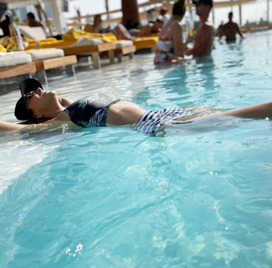 दुबई में हॉलिडे पर सनी लियोनी, ब्लैक बिकिनी में दिखा बोल्ड अवतार