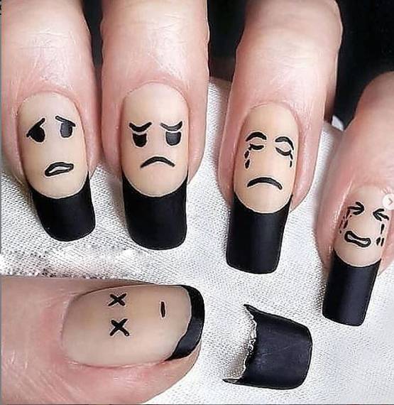 नेलपेंट लगाने का फैशन हुआ पुराना, ट्रेंड में हैं अजीबोगरीब नेल एक्सटेंशन