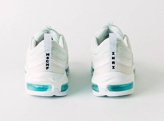 पवित्र जल से भरे 'जीसस शूज' एक मिनट में बिके, कीमत 2 लाख, जानें खासियत