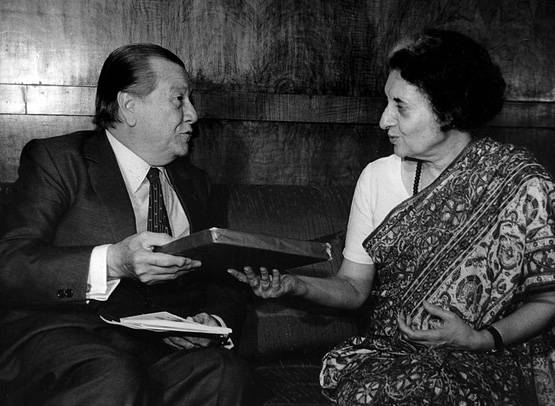 इंदिरा गांधी की पहचान थी ये खास साड़ी, ननिहाल से आते थे कपड़े