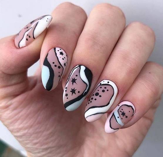 नेलपेंट लगाने का फैशन हुआ पुराना, ट्रेंड में हैं अजीबोगरीब नेल एक्सटेंशन