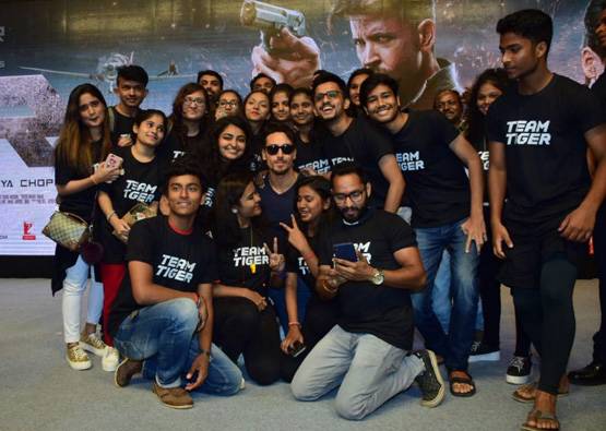 वॉर की बंपर कमाई से खुश ऋतिक-टाइगर, पार्टी में किया मुंह मीठा