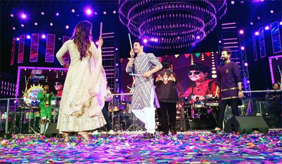 Photos: फाल्गुनी पाठक संग गरबा नाइट में प्रियंका, खेला डांडिया