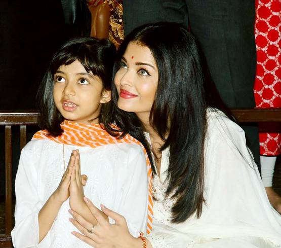 बेटी आराध्या संग ऐश्वर्या राय ने की मां दुर्गा की आराधना, देखें तस्वीरें