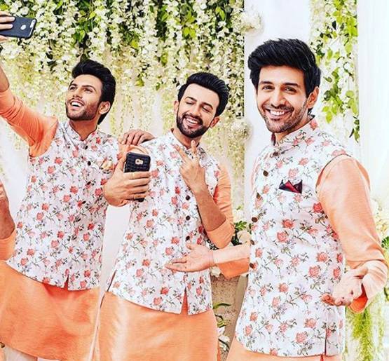 ट्रेंड में है प्रिंटेड जैकेट, विराट-आर्यन की तरह प्लेन कुर्ते पर करें ट्राई