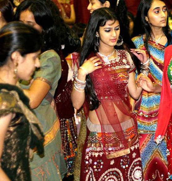 क्या बिना शादी के लड़कियों को रखना चाहिए करवाचौथ का व्रत?