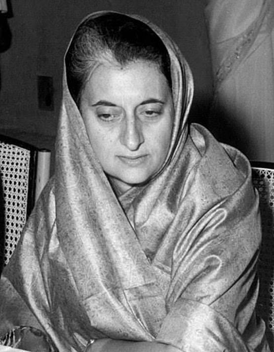 इंदिरा गांधी की पहचान थी ये खास साड़ी, ननिहाल से आते थे कपड़े