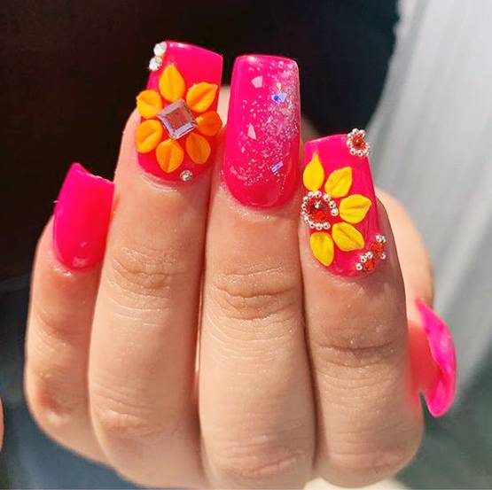 नेलपेंट लगाने का फैशन हुआ पुराना, ट्रेंड में हैं अजीबोगरीब नेल एक्सटेंशन