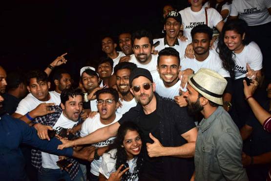 वॉर की बंपर कमाई से खुश ऋतिक-टाइगर, पार्टी में किया मुंह मीठा