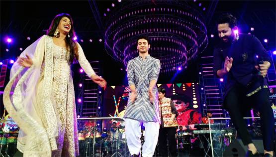 Photos: फाल्गुनी पाठक संग गरबा नाइट में प्रियंका, खेला डांडिया