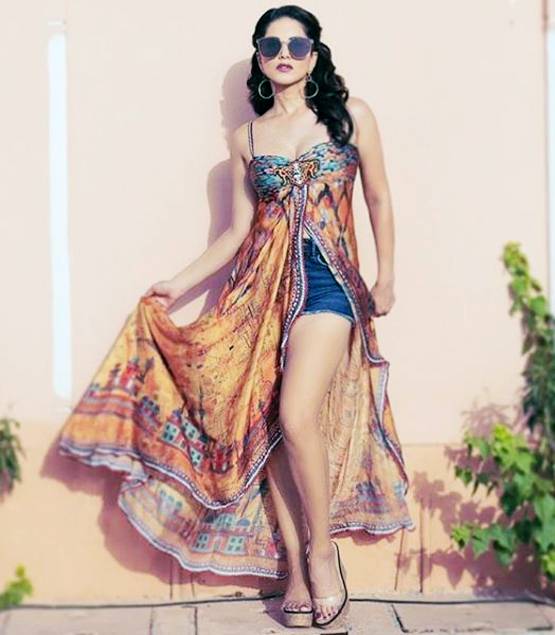 दुबई में हॉलिडे पर सनी लियोनी, ब्लैक बिकिनी में दिखा बोल्ड अवतार