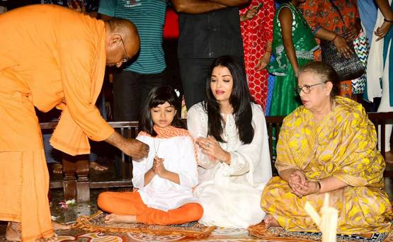 बेटी आराध्या संग ऐश्वर्या राय ने की मां दुर्गा की आराधना, देखें तस्वीरें