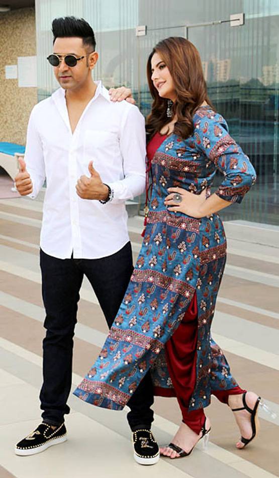 फिल्म के प्रमोशन के दौरान दिखा जरीन खान का ग्लैमरस लुक, Photos