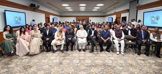 जैकलीन से रकुल प्रीत तक, मोदी संग सेल्फी के लिए क्रेजी दिखे सितारे