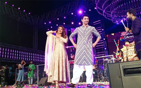 Photos: फाल्गुनी पाठक संग गरबा नाइट में प्रियंका, खेला डांडिया