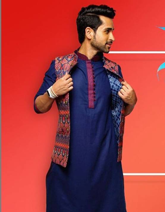 ट्रेंड में है प्रिंटेड जैकेट, विराट-आर्यन की तरह प्लेन कुर्ते पर करें ट्राई