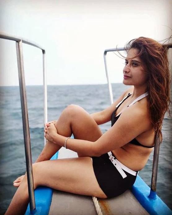 BB 13: जन्म देते ही गुजर गई मां, पिता से दूर ऐसे गुजरा आरती सिंह का बचपन