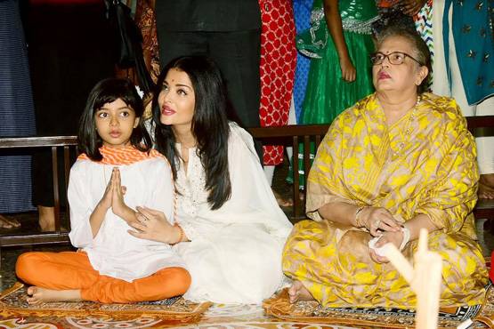 बेटी आराध्या संग ऐश्वर्या राय ने की मां दुर्गा की आराधना, देखें तस्वीरें