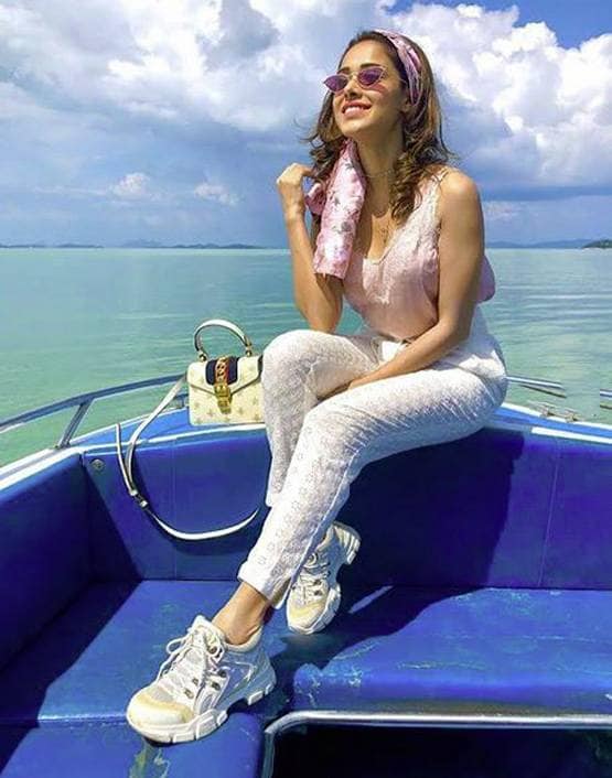 चर्चा में नुसरत का बोल्ड अंदाज, पूल किनारे बिकिनी में तस्वीरें VIRAL