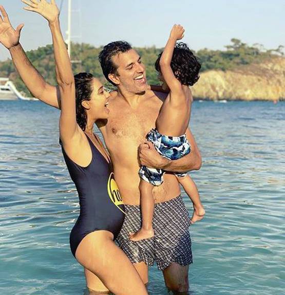 लीजा हेडन के बेटे ने किया मां के बेबी बंप को Kiss, वायरल हुई फोटो