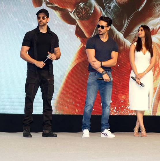 वॉर की बंपर कमाई से खुश ऋतिक-टाइगर, पार्टी में किया मुंह मीठा